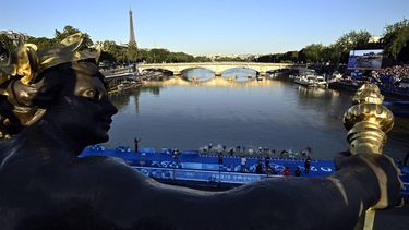 Athletes jump into the water to compete in the swimming race in the Seine, during the mixed's relay triathlon, at the Paris 2024 Olympic Games, in central Paris, on August 5, 2024. 
JULIEN DE ROSA / AFP