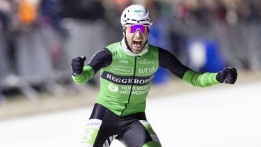 WINTERSWIJK - Crispijn Ari‘ns viert zijn overwinning tijdens de eerste marathon op natuurijs van deze winter, op tweede kerstdag. Winterswijk was vorige keer ook de eerste met de marathon op natuurijs. ANP VINCENT JANNINK