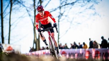 Dutch Aniek Van Alphen competes in the women's elite race of the World Cup cyclocross cycling event, stage 7 (out of 12) of the UCI World Cup competition, in Gavere on December 26, 2025. 
JASPER JACOBS / Belga / AFP