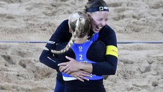 Netherland's Katja Stam (R) and Raisa Schoon celebrate winning the Women's bronze medal match between Netherland's Katja Stam and Raisa Schoon against Spain's Daniela Alvarez Mendoza and Tania Moreno Matveeva at the European Championships Munich 2022 in Munich, southern Germany, on August 20, 2022. 
Tobias SCHWARZ / AFP
