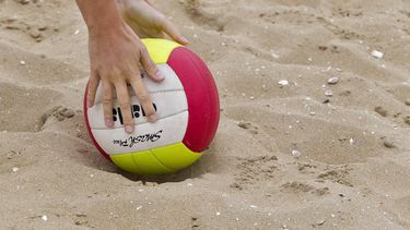 2010-08-22 00:00:00 SCHEVENINGEN - Groot beachvolleybal toernooi met daarbij het NK  wordt zaterdag en zondag op het strand van Scheveningen gehouden. ANP XTRA KOEN SUYK