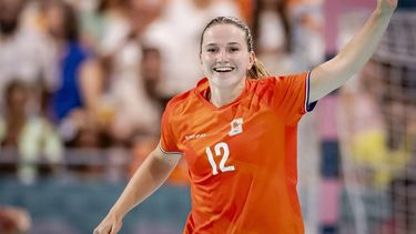 PARIJS - Nederlandse handbalster Bo van Wetering in actie tegen Spanje, tijdens de knock-outfase op de Olympische Spelen. ANP ROBIN VAN LONKHUIJSEN