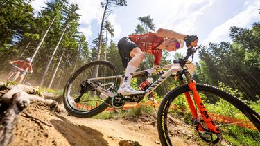 epa12989904 Puck Pieterse of Netherlands in action during the Cross Country Elite Women at the UCI Mountain Bike World Series stop in Nove Mesto na Morave, Czech Republic, 24 May 2026.  EPA/MAXIME SCHMID