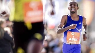 ROTTERDAM - Bashir Abdi (BEL) komt over de finish van de 45e editie van de Marathon van Rotterdam. De wedstrijd geldt tevens als Nederlands kampioenschap. ROBIN VAN LONKHUIJSEN / ANP
