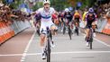 EDE - Lorena Wiebes juicht na het winnen tijdens de Nederlandse kampioenschappen wielrennen bij de vrouwen op de weg. ANP VINCENT JANNINK
