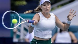 epa11252230 Danielle Collins of the US in action against Elena Rybakina of Kazakhstan during their women's final match of the 2024 Miami Open tennis tournament, in Miami, Florida, USA, 30 March 2024.  EPA/CRISTOBAL HERRERA-ULASHKEVICH