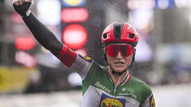epa11253426 Italian rider Elisa Longo Borghini of team Lidl Trek celebrates as she crosses the finish line to win the Ronde van Vlaanderen (Tour of Flanders) Women cycling race in Oudenaarde, Belgium, 31 March 2024.  EPA/FREDERIC SIERAKOWSKI
