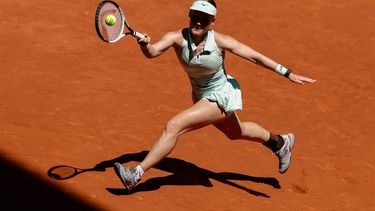 epa12049216 Dutch tennis player Suzan Lamens in action against British Emma Raducanu during their first round match at the Mutua Madrid Open tennis tournament in Madrid, Spain, 23 April 2025.  EPA/SERGIO PEREZ
