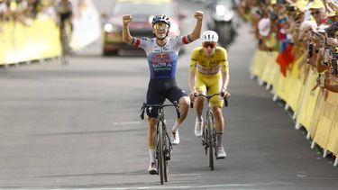 epa13120475 Belgian cyclist Remco Evenepoel (L) of Red Bull - Bora - Hansgrohe celebrates as he crosses the finish line ahead of Yellow Jersey overall leader Slovenian cyclist Tadej Pogacar (R) of UAE Team Emirates XRG to win Stage 15 of the Tour de France, a 183.9 km route from Champagnole to Plateau de Solaison, France, 19 July 2026.  EPA/YOAN VALAT