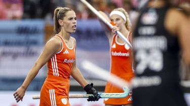 AMSTELVEEN - (l-r) Pien Sanders van Nederland en Yibbi Jansen van Nederland reageren na de 1-1 van Argentinië tijdens de finale op het WK hockey tussen Nederland en Argentinië in het Wagener Stadion. SEM VAN DER WAL / ANP