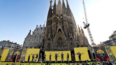 epa13080891 Cyclists of Team Visma | Lease a Bike during the teams' presentation of the Tour de France 2026 in front of the Basilica of the Sagrada Familia in Barcelona, Spain, 02 July 2026. The 113th edition of the race is scheduled to take place from 04 to 26 July 2026.  EPA/GUILLAUME HORCAJUELO
