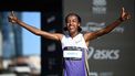 epa12338491 Sifan Hassan of the Netherlands crosses the finish line to win the women's 2025 Sydney Marathon in Sydney, Australia, 31 August 2025.  EPA/BIANCA DE MARCHI AUSTRALIA AND NEW ZEALAND OUT  EDITORIAL USE ONLY EDITORIAL USE ONLY