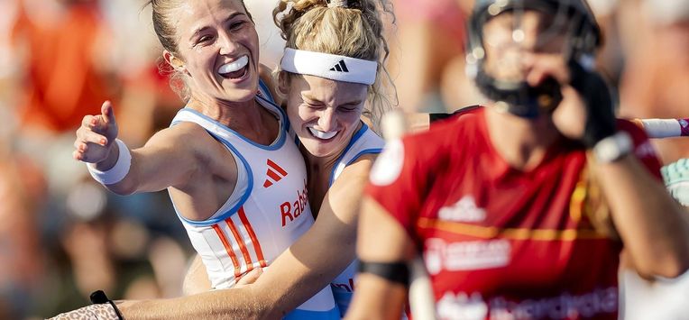 MONCHENGLADBACH - Xan de Waard van Nederland en doelmaker Yibbi Jansen van Nederland (R) vieren de 3-1 tijdens de halve finale tussen Nederland en Spanje op het EK Hockey in het HockeyPark stadion. ANP SEM VAN DER WAL