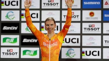 Gold medalist Netherlands' Lorena Wiebes celebrates on the podium after winning the women's scratch race during the 2026 UCI Track World Championships at the Shanghai Velodrome in Shanghai on October 14, 2026. 
STR / AFP
