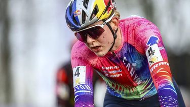 British Zoe Backstedt competes during the women's elite race at the cyclocross cycling event, stage 7/8 in the Superprestige cyclocross cycling competition, in Gullegem on January 4, 2025. 
DAVID PINTENS / Belga / AFP
