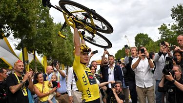2023-07-23 20:06:12 epa10764778 Yellow jersey and Tour de France overall winner Danish rider Jonas Vingegaard of team Jumbo-Visma celebrates after the 21st and final stage of the Tour de France 2023 over 115kms from Saint-Quentin-en-Yvelines to Paris Champs-Elysee, France, 23 July 2023.  EPA/MARCO BERTORELLO / POOL