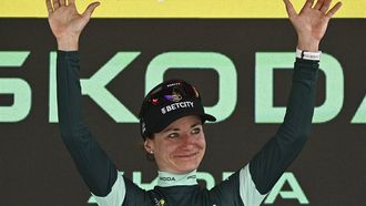 Team Visma | Lease a Bike's Dutch rider Marianne Vos celebrates on the podium with the best sprinter's green jersey after the 7th stage (out of 8) of the third edition of the Women's Tour de France cycling race, a 166.4 km between Champagnole and Le Grand-Bornand, on August 17, 2024.  
JULIEN DE ROSA / AFP