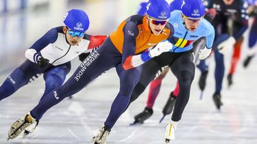 HEERENVEEN - Bart Hoolwerf, Bart Swings (l-r) in actie op de Massa Start finale heren tijdens het tweede ISU langebaan wereldbeker toernooi in Thialf. ANP VINCENT JANNINK