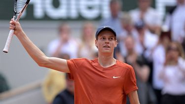 Italy's Jannik Sinner celebrates after winning against Bulgaria's Grigor Dimitrov at the end of their men's singles quarter final match on Court Philippe-Chatrier on day ten of the French Open tennis tournament at the Roland Garros Complex in Paris on June 4, 2024. 
Bertrand GUAY / AFP