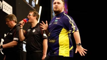 ROTTERDAM - Darter Luke Littler in actie tegen Enelsman Stephen Bunting tijdens de elfde speelronde van de Premier League Darts in Ahoy Rotterdam. ANP BAS CZERWINSKI