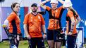 PARIJS - De handboogschutsters Gaby Schloesser, Laura van der Winkel en Quinty Roeffen balen samen met coach Peter Elzinga (2e L) na afloop van de strijd om de bronzen medaille tegen Mexico tijdens de Olympische Spelen. De Nederlanders verloren eerder in de halve finale van Zuid-Korea. ANP KOEN VAN WEEL