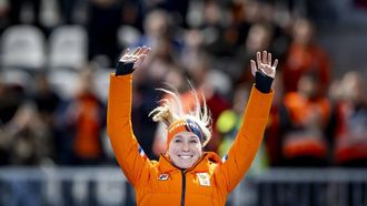 MILAAN - Merel Conijn tijdens de medailleceremonie van de 5.000 meter bij het langebaanschaatsen in het Milano Speed Skating Stadium op de Olympische Winterspelen van Milaan. SEM VAN DER WAL / ANP
