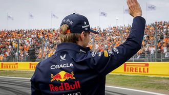 ZANDVOORT - Max Verstappen (Red Bull Racing) zwaait naar het publiek voorafgaand aan de F1 Grand Prix van Nederland op het Circuit van Zandvoort. ANP SEM VAN DER WAL