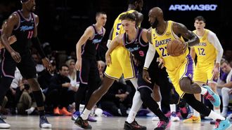 epa12835134 Los Angeles Lakers small forward LeBron James (R) in action against Miami Heat guard Pelle Larsson (C) during the NBA basketball game between the Miami Heat and the Los Angeles Lakers at the Kaseya Center in Miami, Florida, USA, 19 March 2026.  EPA/CRISTOBAL HERRERA-ULASHKEVICH  SHUTTERSTOCK OUT