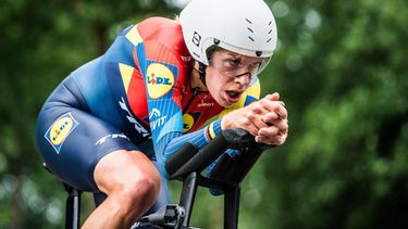 ACHTKARSPELEN - Wielrenner Ellen van Dijk in actie tijdens het Nederlands kampioenschap tijdrijden. Wielerbond KNWU meldde eerder dat Surhuisterveen de organisatie overnam van Lochem. Deze gemeente had vanwege de NAVO-top in juni in Den Haag geen politieagenten beschikbaar om de wedstrijd te begeleiden. ANP SIESE VEENSTRA