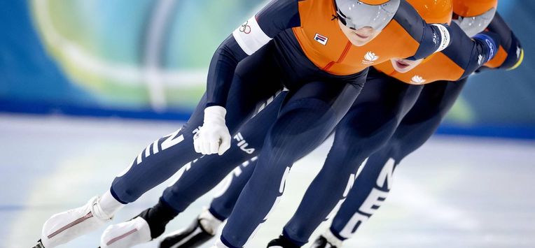 MILAAN - Joy Beune, Antoinette Rijpma-de Jong en Marijke Groenewoud tijdens de kwartfinale ploegenachtervolging vrouwen bij het langebaanschaatsen in het Milano Speed Skating Stadium op de Olympische Winterspelen van Milaan. ROBIN VAN LONKHUIJSEN / ANP