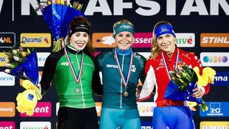 HEERENVEEN - Winnaar Marijke Groenewoud temidden van Antoinette Rijpma - de Jong (L) (tweede) en Joy Beune (derde) tijdens de huldiging de 1.500 meter voor vrouwen tijdens de eerste dag van het NK afstanden in Thialf. De olympische winter werd afgetrapt met het driedaagse schaatstoernooi. ANP VINCENT JANNINK
