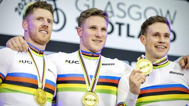 GLASGOW - Roy van den Berg, Jeffrey Hoogland en Harrie Lavreysen poseren met hun medaille tijdens de ceremonie van het onderdeel team sprint tijdens de wereldkampioenschappen baanwielrennen. De Schotse stad is van 3 tot en met 13 augustus het toneel van een wereldkampioenschap met meerdere fiets disciplines. ANP ROBIN VAN LONKHUIJSEN