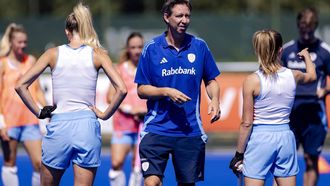 AMSTELVEEN - Bondscoach Raoul Ehren tijdens een training van het Nederlands elftal dames op de velden van Pinoké voorafgaand aan het WK hockey in eigen land. ROBIN VAN LONKHUIJSEN / ANP