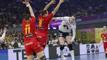 epa12581307 Ingvild Kristiansen Bakkerud of Norway (R) in action during the IHF Women's Handball World Championship 2025 quarter final match between Norway and Montenegro in Dortmund, Germany, 09 December 2025.  EPA/CHRISTOPHER NEUNDORF