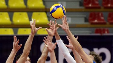 epa10836157 Wessel Keemink (R) of Netherlands in action against Adam Zajicek (2-L) and Donovan Dzavoronok (2-R) of Czech Republic during the EuroVolley Men 2023 pool C match between  Netherlands and Czech Republic in Skopje, North Macedonia, 02 September 2023.  EPA/GEORGI LICOVSKI