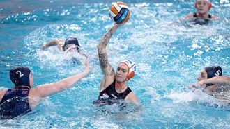 EINDHOVEN - Sabrina Van Der Sloot van Nederland en Anya Clapperton en Toula Falvey van Groot-Brittannie tijdens de kwartfinale EK waterpolo voor vrouwen wedstrijd van Nederland tegen Groot-Brittannie in het Pieter van den Hoogenband Zwemstadion. ANP SANDER KONING