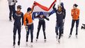 TILBURG - Xandra Velzeboer, Michelle Velzeboer, Jens van ’t Wout en Teun Boer tijdens de medailleuitreiking van de XXX tijdens de laatste dag van de Europese kampioenschappen shorttrack. Dit EK was een laatste krachtmeting voor de shorttrackers op weg naar de Olympische Spelen van Milaan. IRIS VAN DEN BROEK / ANP