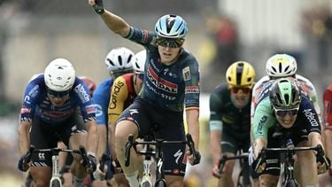 Soudal Quick-Step team's Belgian rider Tim Merlier cycles to the finish line to win the 12th stage ahead of Alpecin - Premier Tech team's Belgian rider Jasper Philipsen (L) and Decathlon CMA CGM Team's Dutch rider Olav Kooij (R) during the 113th edition of the Tour de France cycling race, 181 km between Circuit de Nevers Magny-Cours and Chalon-sur-Saône in central France, on July 16, 2026. 
Loic VENANCE / AFP