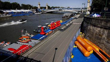 PARIJS - De rivier de Seine bij Pont Alexandre III, het start en finish gebied van de triathlon in de Franse hoofdstad. Het besluit over het doorgaan van de triatlon voor de mannen bij de Olympische Spelen valt pas enkele uren voor de start op dinsdag. Het is de bedoeling dat de triatleten het zwemonderdeel afwerken in de Seine, maar door de regenval van afgelopen weekend is de waterkwaliteit verslechterd. ANP KOEN VAN WEEL