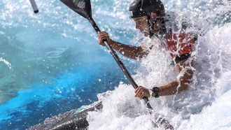 2021-07-27 15:01:36 epa09370000 Martina Wegman of the Netherlands during the Canoe Slalom semifinal of the Canoeing Slalom events of the Tokyo 2020 Olympic Games at the Kasai Canoe Slalom Centre in Tokyo, Japan, 27 July 2021.  EPA/DIEGO AZUBEL