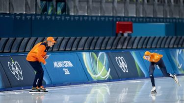 MILAAN - Coach Jillert Anema en Merel Conijn tijdens de 5.000 meter bij het langebaanschaatsen in het Milano Speed Skating Stadium op de Olympische Winterspelen van Milaan. SEM VAN DER WAL / ANP