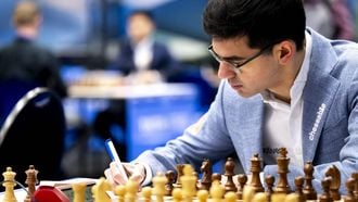 WIJK AAN ZEE - Anish Giri (Nederland) speelt tegen Dommaraju Gukesh (India) zijn eerste schaakronde, op de eerste dag van het schaaktoernooi Tata Steel Chess. Nederlandse schakers uit verschillende landen doen een gooi naar de titel in het toernooi. ANP FRANK VAN BEEK