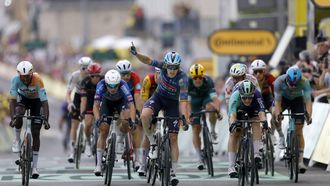 epa13115349 Belgian cyclist Tim Merlier (C) of Soudal Quick-Step celebrates as he crosses the finish line to win Stage 12 of the Tour de France, a 179.1 km route from the Nevers Magny Cours Circuit to Chalon-sur-Saone, France, 16 July 2026.  EPA/GUILLAUME HORCAJUELO
