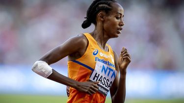 BOEDAPEST - Sifan Hassan in actie op de 1500 meter tijdens de tweede dag van de wereldkampioenschappen atletiek. ANP ROBIN VAN LONKHUIJSEN