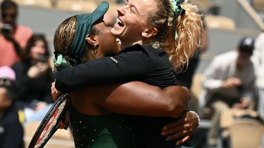 US Taylor Townsend (L) and Czech Republic's Katerina Siniakova celebrate their victory at the end of their women's doubles final match against Kazakhstan's Anna Danilina and Serbia's Aleksandra Krunic on day 15 of the French Open tennis tournament on Court Philippe-Chatrier at the Roland-Garros Complex in Paris on June 7, 2026. 
JULIEN DE ROSA / AFP