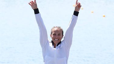 epa11542194 Gold medalist Lisa Carrington of New Zealand celebrates during the medal ceremony for the Women's Kayak Single 500m of the Canoeing Sprint competitions in the Paris 2024 Olympic Games, at the Vaires-sur-Marne Nautical Stadium in Vaires-sur-Marne, France, 10 August 2024.  EPA/ALI HAIDER