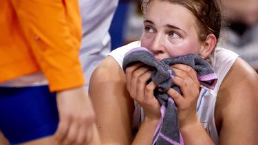 PARIJS - Jolien Knollema na afloop van de groepswedstrijd tussen Nederland en de Dominicaanse Republiek van het volleybaltoernooi tijdens de Olympische Spelen. ANP KOEN VAN WEEL