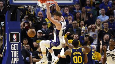 epa11104928 Sacramento Kings forward Domantas Sabonis (L) dunks the ball for two points as Golden State Warriors forward Jonathan Kuminga (C) and Golden State Warriors forward Andrew Wiggins (2-R) defend during the second half of the NBA game between the Golden State Warriors and the Sacramento Kings in San Francisco, California, USA, 25 January 2024.  EPA/JOHN G. MABANGLO  SHUTTERSTOCK OUT