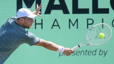 epa12194826 Tallon Griekspoor of the Netherlands in action against Ethan Quinn of the US during their round of 32 match at the ATP 250 Mallorca Championships tennis tournament in Santa Ponsa, Mallorca, Spain, 24 June 2025.  EPA/MIQUEL A. BORRAS