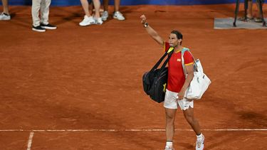 Spain's Rafael Nadal waves goodbye after he and Spain's Carlos Alcaraz  lose to US' Austin Krajicek and US' Rajeev Ram in their men's doubles quarter-final tennis match on Court Philippe-Chatrier at the Roland-Garros Stadium during the Paris 2024 Olympic Games, in Paris on July 31, 2024.  
PATRICIA DE MELO MOREIRA / AFP